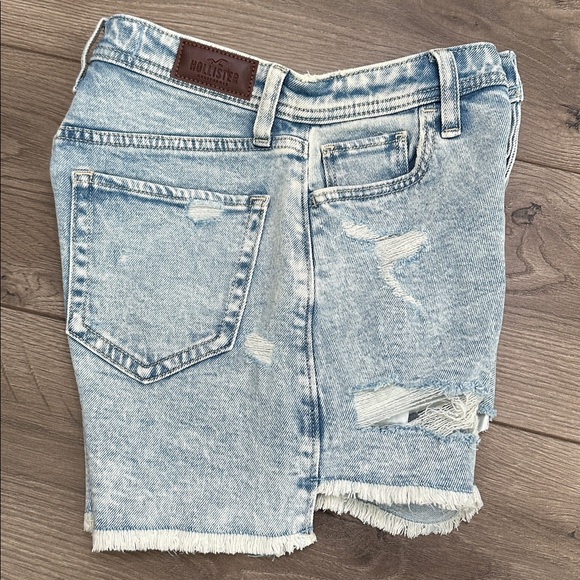 Hollister Curvy Ultra High Rise 3" Mom Frayed Stretch Blue Jean Shorts Size 24 - Picture 2 of 10